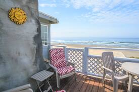 Lincoln City Apartment | Beachfront Garden Inn #6 "Crow's Nest"