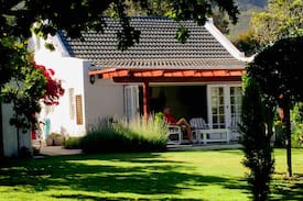 Eastcliff House | Acorn Cottage- Charming, private and central.