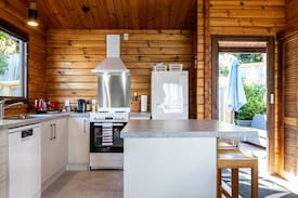 Fernhill House | Mountain Goat Lodge - Great Views! Close to town!