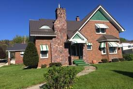 Loganville House | Hido House - cottage, 1 block from eateries