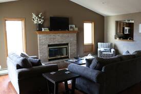 Trowbridge Park Apartment | Luxury condo! 3 queen beds and an attached garage!