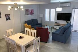 Mairena del Aljarafe House | La Casa de La Flores - Tulipán