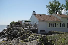 Oak Harbor Cabin | Sunny Disposition - Lake Erie Lakefront!