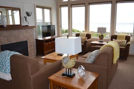 Downtown Cannon Beach House | Ocean front beach cabin pet friendly Seahorse #380