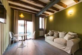 Cannaregio Apartment | Do Pozzi waterdoor elegant flat