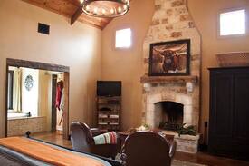 Fredericksburg Cabin | Double Deer Ranch- Paloma | Luxurious Cabin