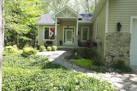Grand Bend Cabin | Lake Time Cottage - (4 Bdrms in Southcott Pines)