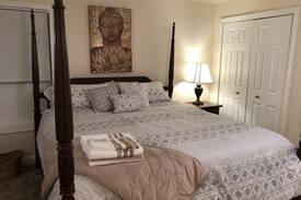 Idylwood Apartment | Dream Home in Falls Church, VA