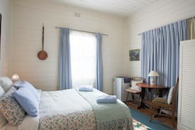 Armidale Bed & Breakfast | Hillgrove Cottage B&B