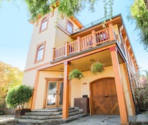Alberta Arts District House | The Portland Villa on Alberta St, Monthly Pricing!