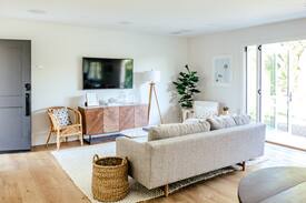 East Mesa House | Shoreline Retreat - newly renovated, walk to beach