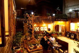 Fenghuang Hotel | 西原民宿 . 他们最幸福(情侣豪华大床房带浴缸,有小四合院)
