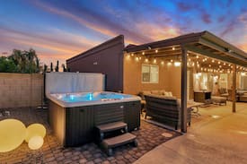 Raskin Estates House | Redfield Resort. Large Pool, Spa, Bbq, Pool Table