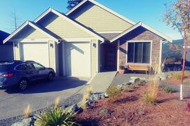 North Cowichan House | Maple Bay Cliffs (Master bedroom with ensuite)