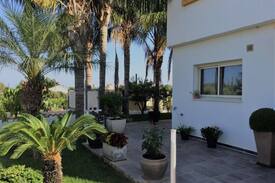 Pentakomo House | Beautiful 3 bedrooms Villa Nearby The Sea.