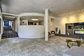 Turners House | Unique 'Earthouse' Retreat w/Spring-Fed Creek