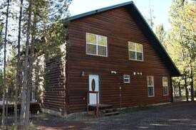 Island Park Cabin | PAINT BRUSH IN MACK'S INN⭐️HOT TUB SATELLITE TV FREE WIFI 25 MIN TO YELLOWSTONE