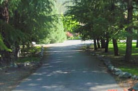 Lewiston House | The Bears' Den at River Rock Gardens & Cottages