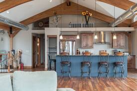 Alton Apartment | RIVER VIEW - Penthouse Loft w/ deck