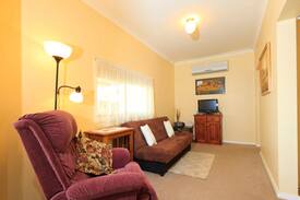 Wodonga Apartment | Kars Cosy Cottage: Private, Continental Breakfast.
