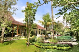 Batu Bolong Villa | Canggu 11BR Villa with 2 Pools - Close to Beach