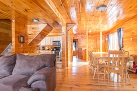 Hunter House | Log House /w Hot tub, Sauna, Bar, Mins to Hunter