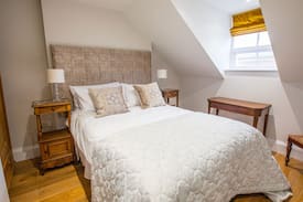 Londonderry Apartment | Spires Apartment (within the city walls)
