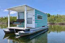 Key Largo Boat Rental | The Sea Turtle - Serene Houseboat At Anchor