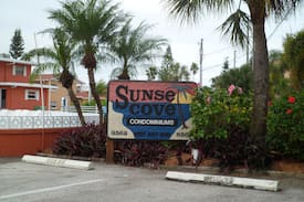 Sunset Beach Apartment | Sunset Cove: Beachside Studio in Treasure Island