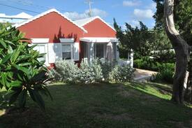 Warwick House | Hideaway Cottage - Bright and Airy