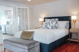 Clayton Apartment | Modern Chic 1-BR Unit in the Cottages on James