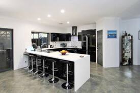 Australind House | Bright friendly, home from home. Room 1