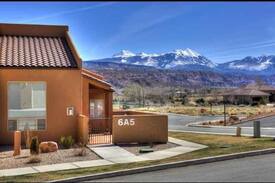 Moab South Valley House | Cliff Rose Townhome GARAGE, POOL, SPA, sleeps 10
