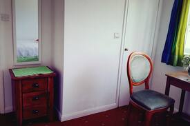 Worcester Park House | Clean & spacious room in South West London