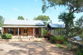 Sevenhill Bed & Breakfast | Trestrail Cottage, Sevenhill Clare Valley