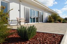 Budgee Budgee House | LUXURY ENTIRE HOUSE WITH 25M HEATED INDOOR POOL