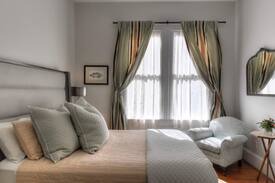Greater Heights Bed & Breakfast | Uphouse Manor B&B - London Fog Room