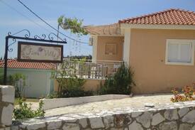 Karavados House | Fiora villas in Trapezaki