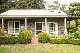 Arthurs Seat House | Bluestone cottage sleeps 3