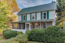 Saluda House | Historic Shepherd's Cottage—walk to Saluda!