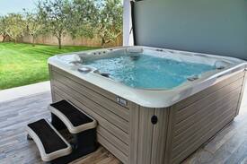 Vodnjan Villa | Pool-Bar Villa Vodnjan - Seaview - SPA - sleeps 18