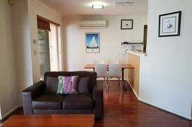 Hamilton Hill Villa | OCEAN VIEW VILLAS - only 800 metres to the beach
