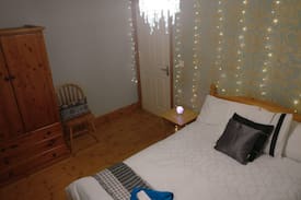 Dungarvan House | Cosy Double Room with Shared Kitchen and Breakfast