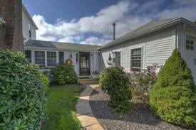 Centerville House | The Old Hundred House Queen 2 Bedroom Suite