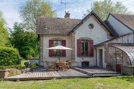 Larchant Cabin | The Courtyard House of the Marais de Larchant