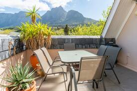 Rondebosch Apartment | Rustenburg Sq, Luxury apartment with Mountain View