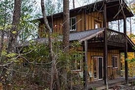 Marshall Cabin | Ivy Bluffs Retreat- Secluded Cabin Close to Town
