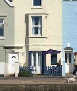 Sandgate Cabin | Albion Cottage, House on the beach