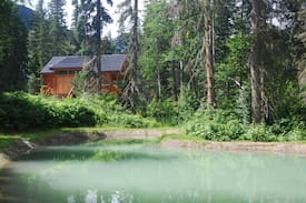 Mount Robson House | Resplendent Mountain Lodge adjacent to Jasper