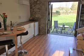 Kiltegan Cabin | Delightful Rural Woodland Hideaway